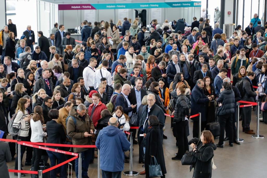 Centenas de buyers esperam a abertura dos portões