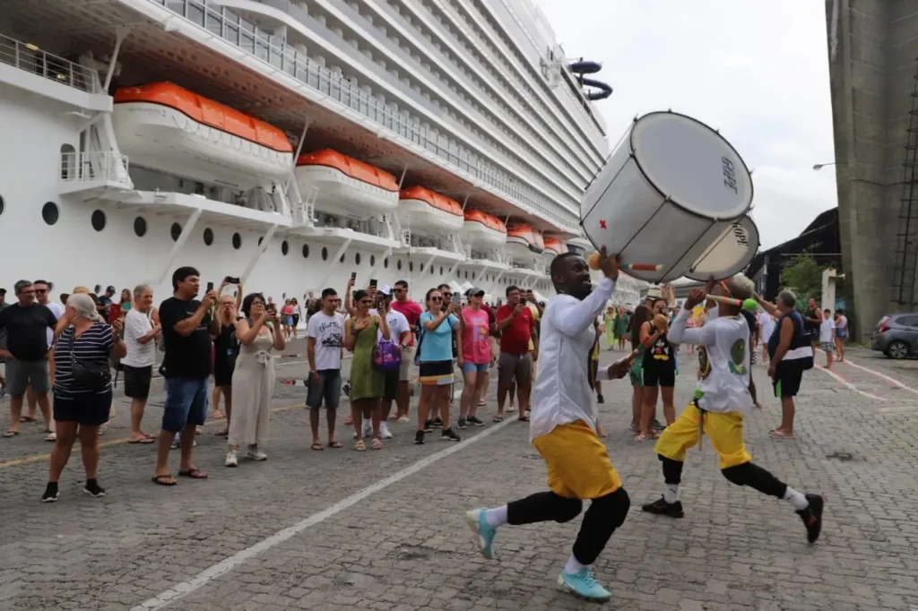 Salvador espera 400 mil passageiros e R$ 240 milhões com a temporada de cruzeiros 1 Chegada de navio Salvador espera 400 mil passageiros e R$ 240 milhões com a temporada de cruzeiros