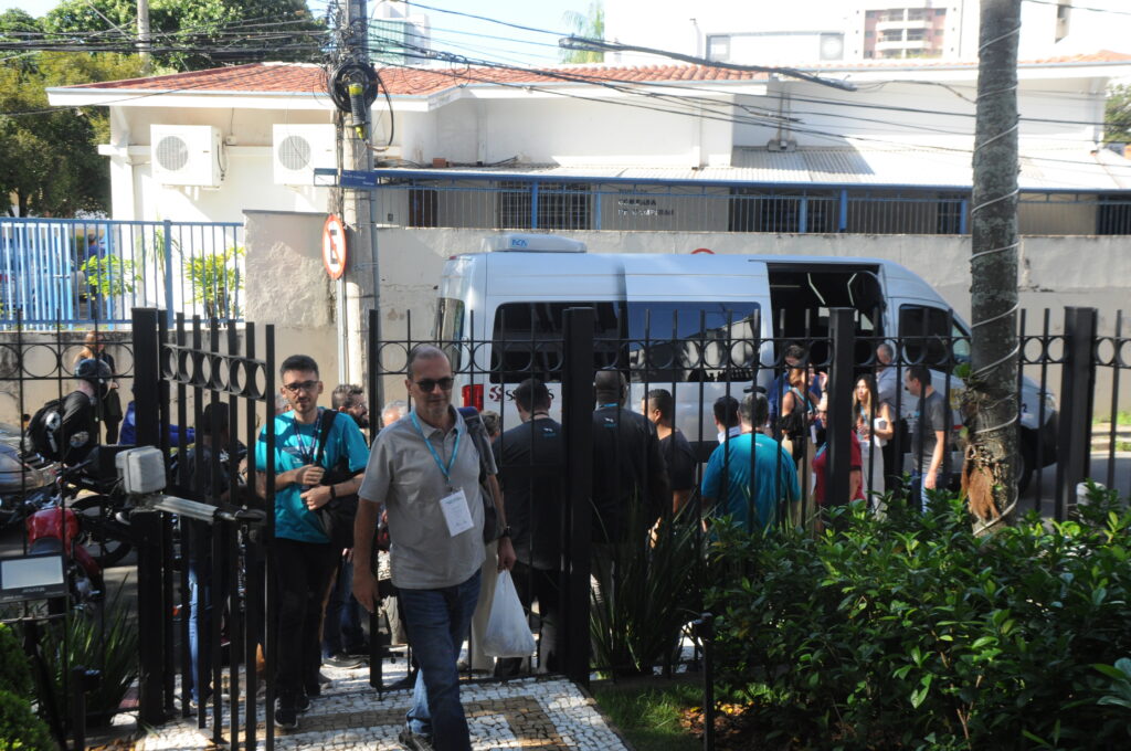 Chegada dos agentes à sede da Ancoradouro