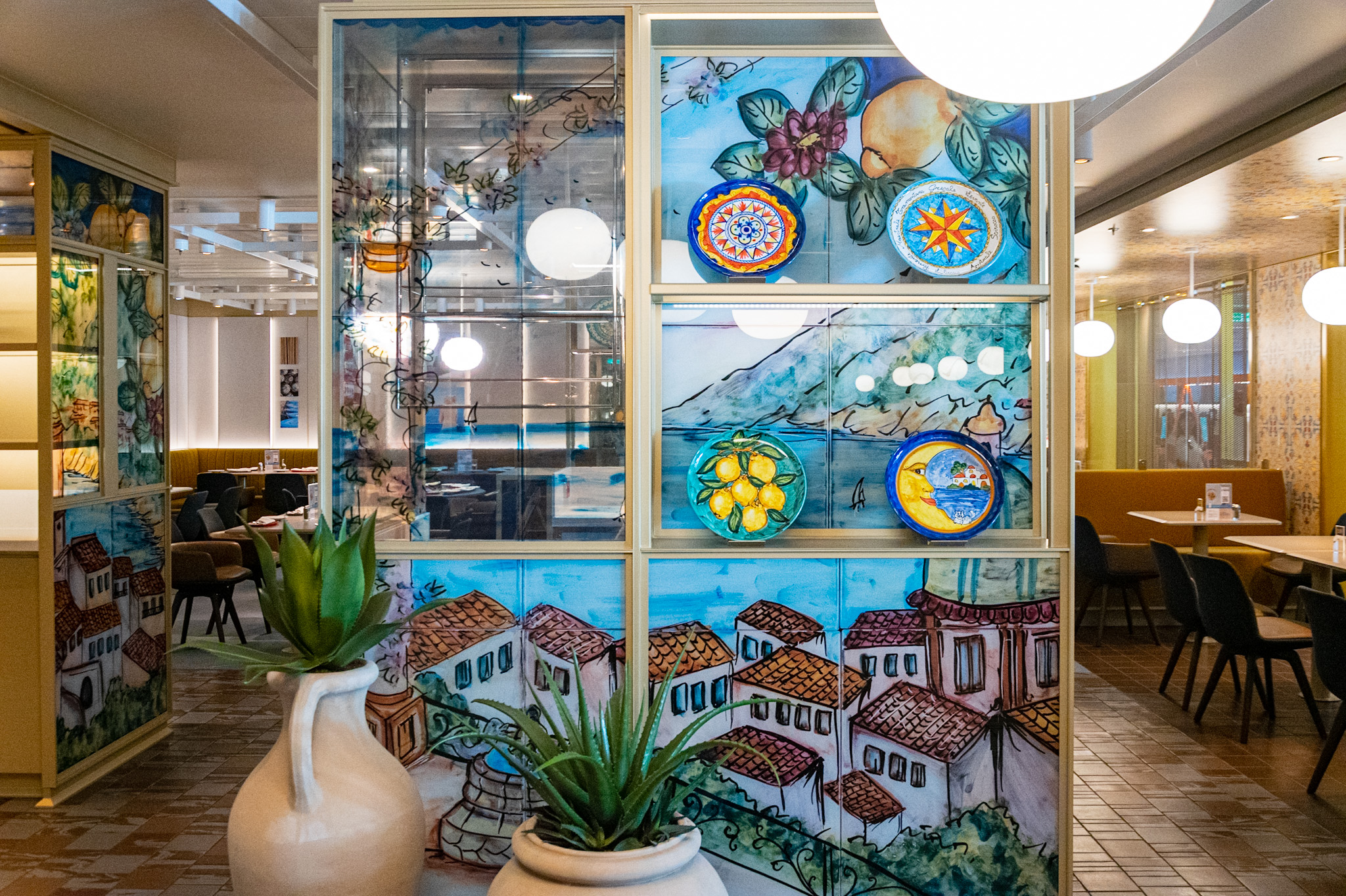 Pinturas, esculturas, porcelanas e plantas compõem a decoração do restaurante Le Anfore no Costa Toscana Pinturas, esculturas, porcelanas e plantas compõem a decoração do restaurante Le Anfore no Costa Toscana