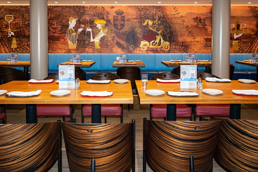 O restaurante l'Argentario no Costa Toscana possui vários ambientes com diferentes decorações