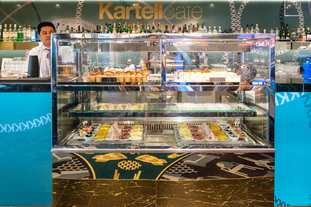 Kartell Café no navio Costa Toscana