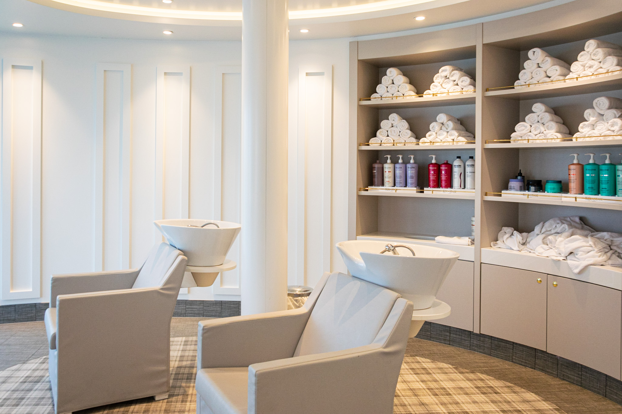 O salão de beleza do navio Costa Toscana utiliza produtos da marca Kérastase para os tratamentos capilares O salão de beleza do navio Costa Toscana utiliza produtos da marca Kérastase para os tratamentos capilares