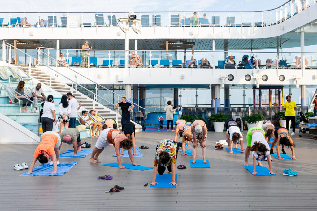 Aula de ioga na popa do navio Costa Toscana
