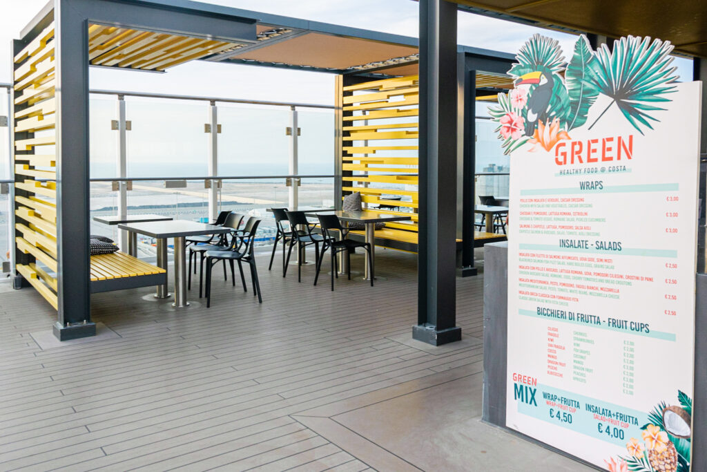 Entrada do restaurante Green-Healthy Food no navio Costa Toscana