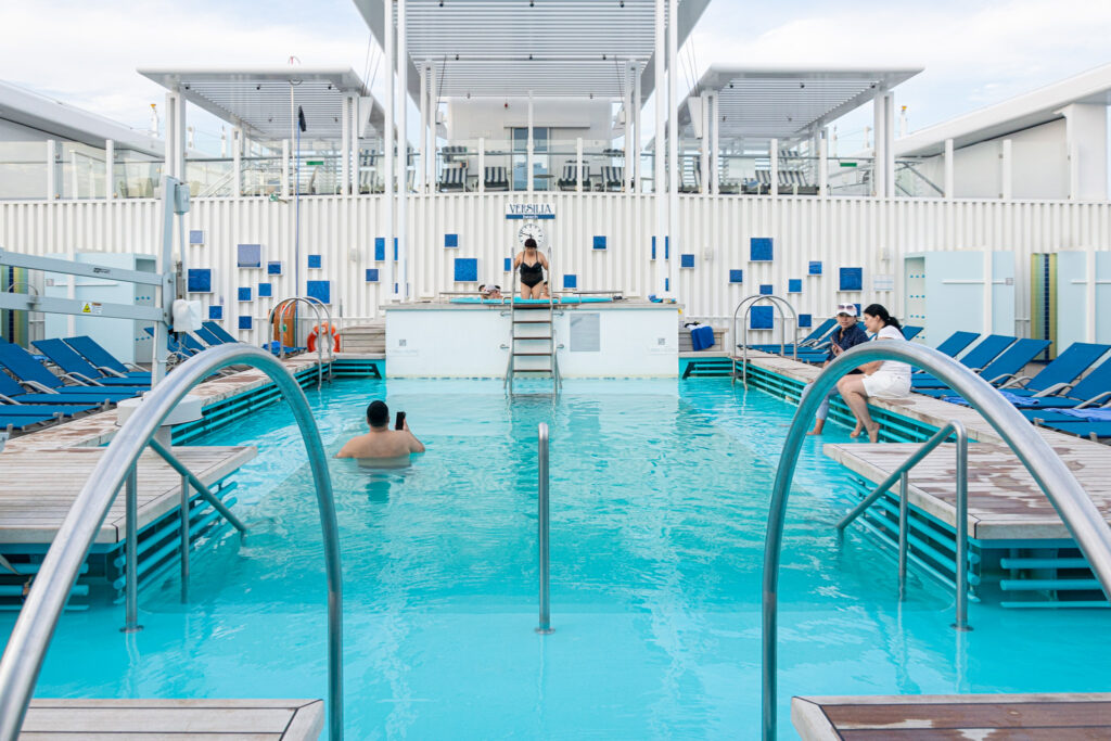 Piscina Versilia no navio Costa Toscana