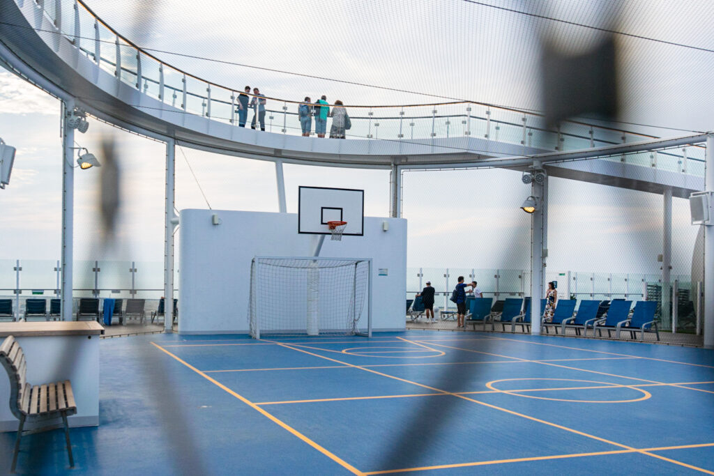 Skywalk do Costa Toscana, passarela que conecta duas extremidades da embarcação