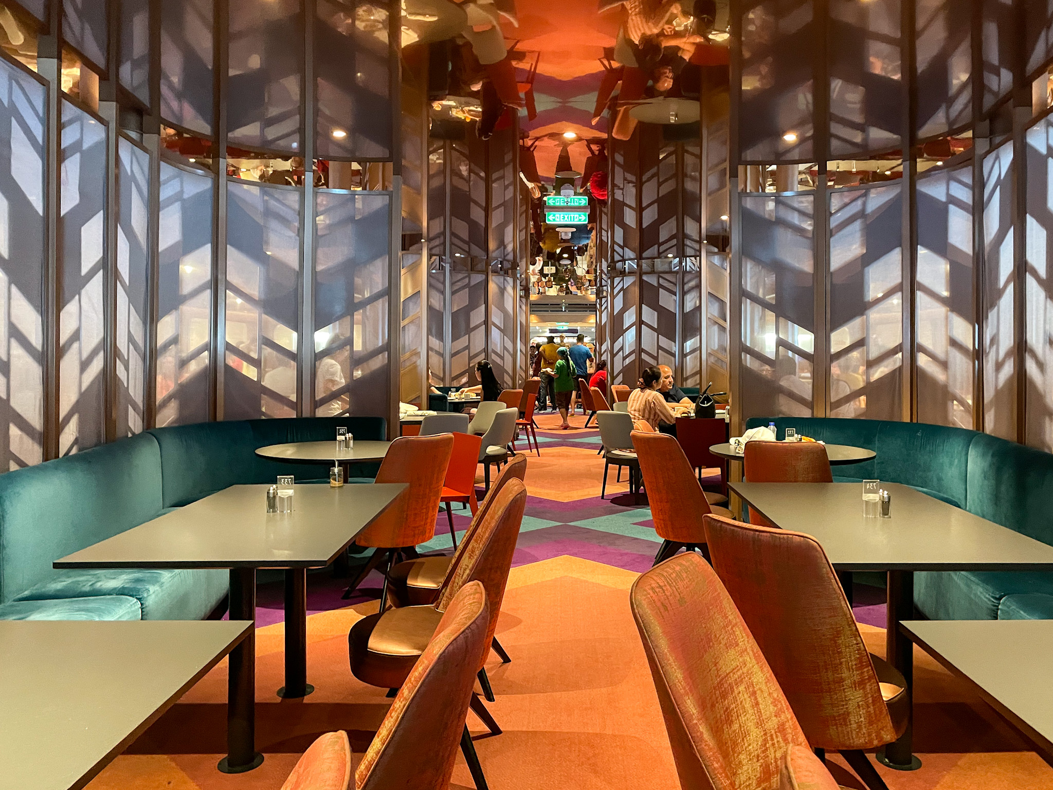 O restaurante La Maremma possui decoração chamativa e imponente O restaurante La Maremma possui decoração chamativa e imponente