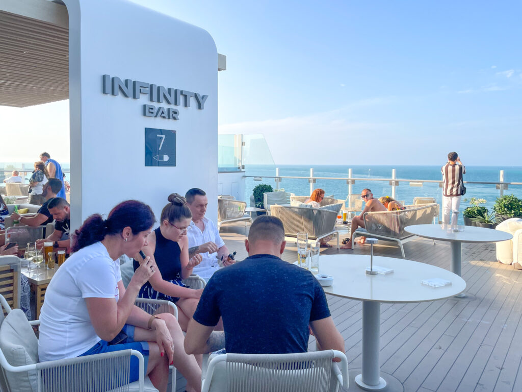 O infinity bar oferece vista para o mar e acesso às jacuzzis