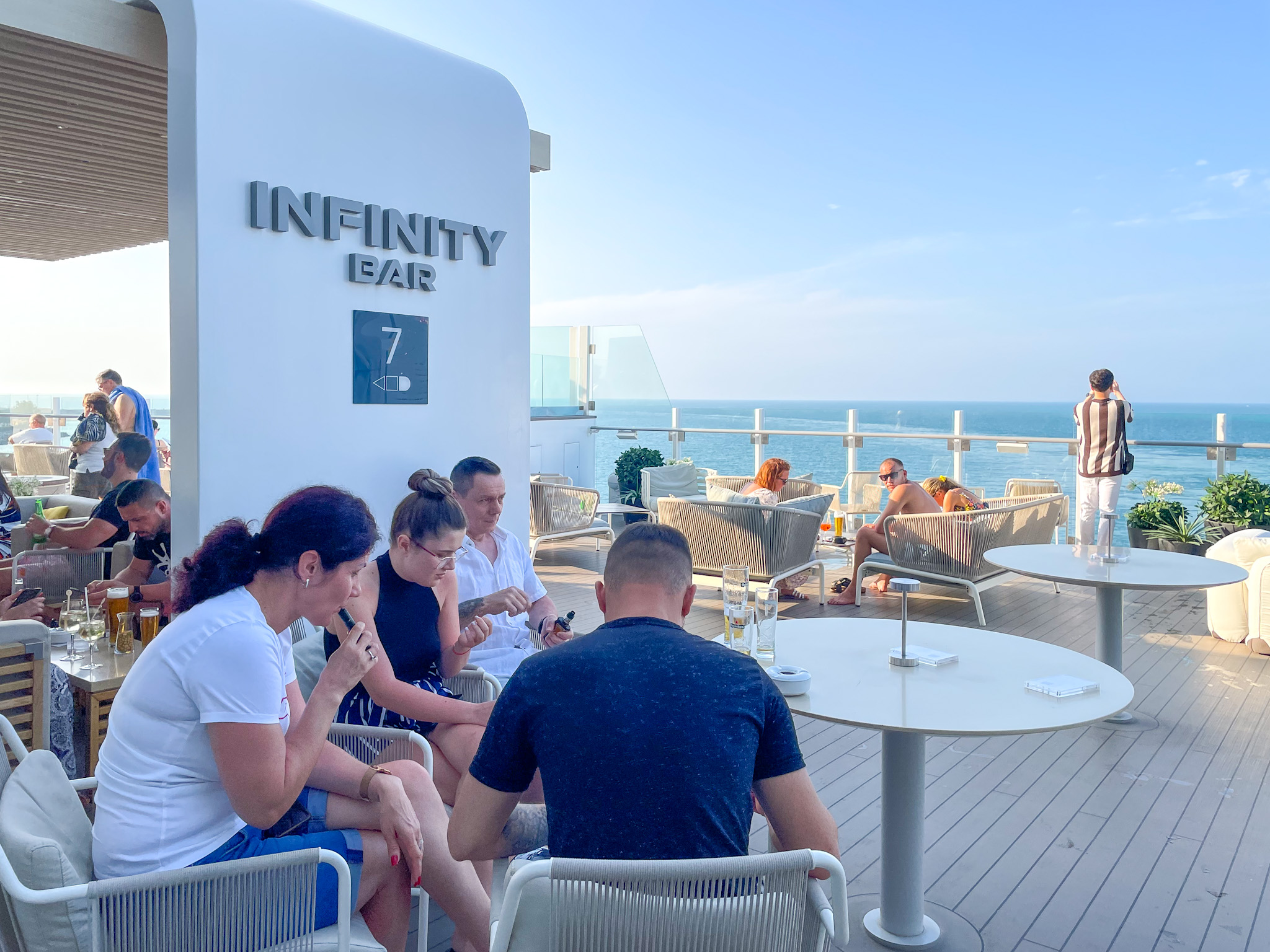O infinity bar oferece vista para o mar e acesso às jacuzzis O infinity bar oferece vista para o mar e acesso às jacuzzis