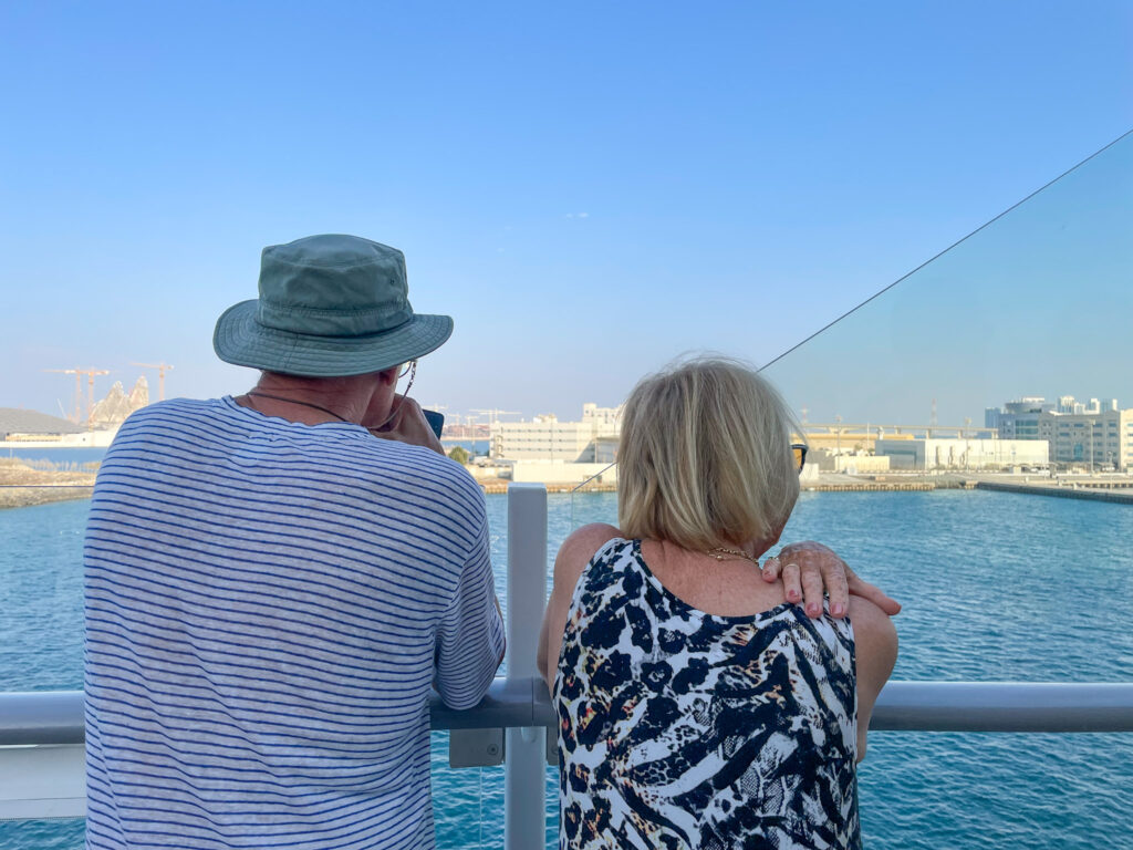 Passageiros contemplando a chegada do Costa Toscana em Abu Dhabi