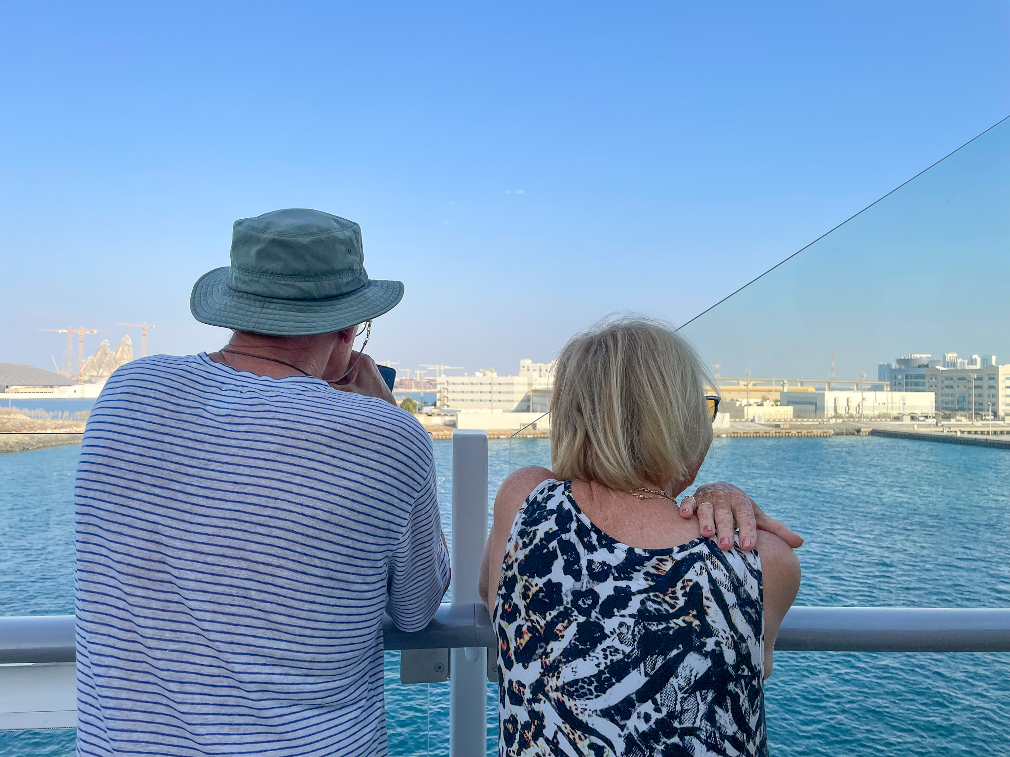 Passageiros contemplando a chegada do Costa Toscana em Abu Dhabi Passageiros contemplando a chegada do Costa Toscana em Abu Dhabi