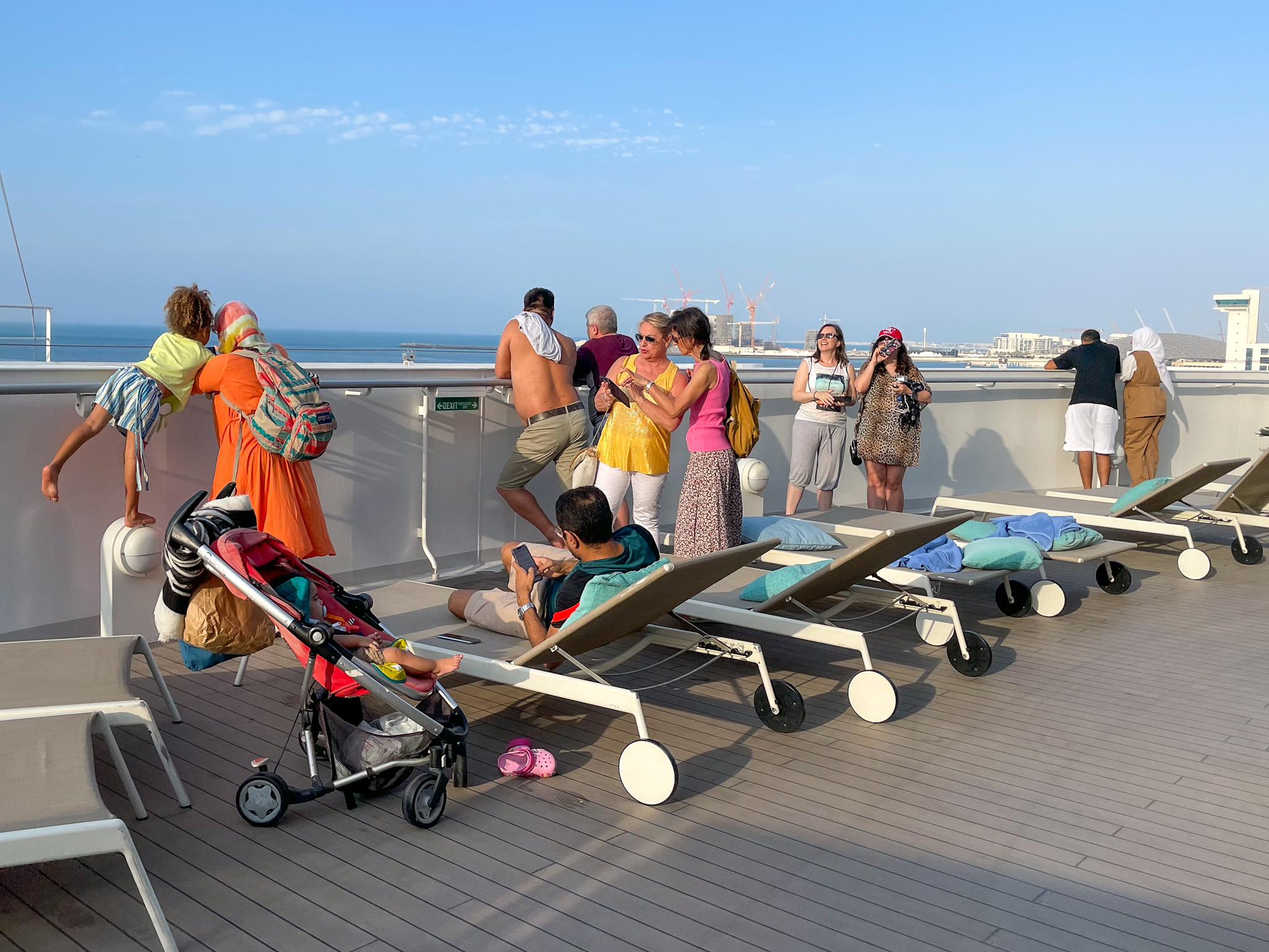 Os momentos de chegada e saída do navio são contemplados pelos passageiros a partir dos decks externos com vista panorâmica Os momentos de chegada e saída do navio são contemplados pelos passageiros a partir dos decks externos com vista panorâmica