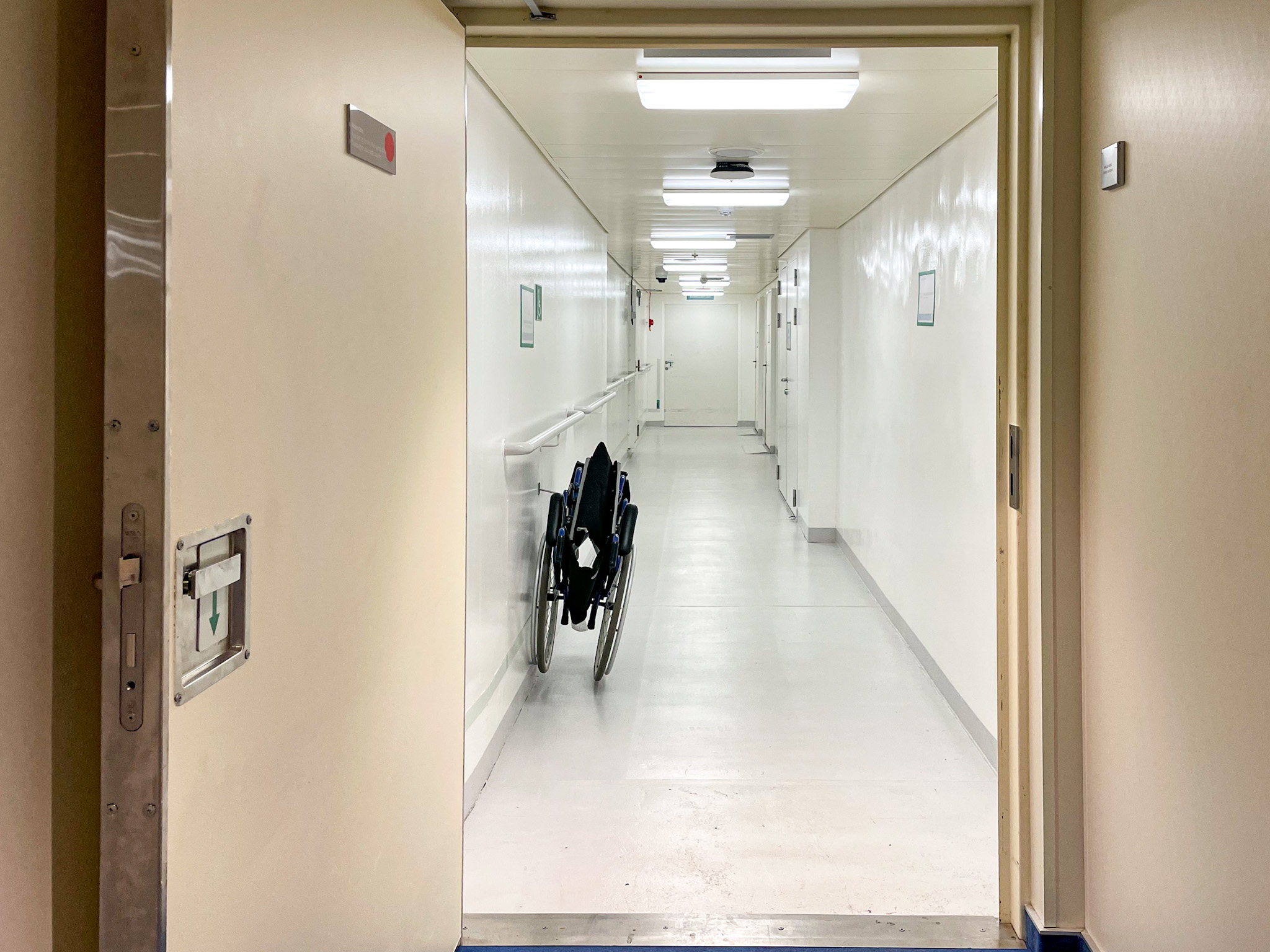 Corredor com salas no hospital o Costa Toscana Corredor com salas no hospital o Costa Toscana