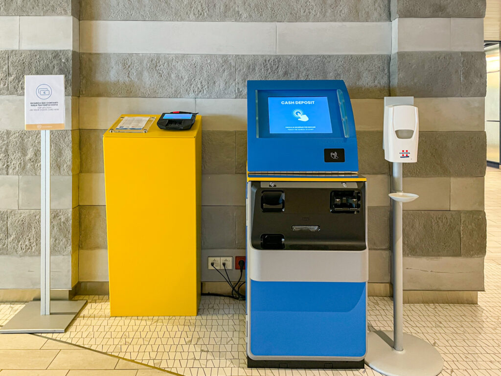 Máquina para consulta de crédito e depósito no cartão do cruzeirista