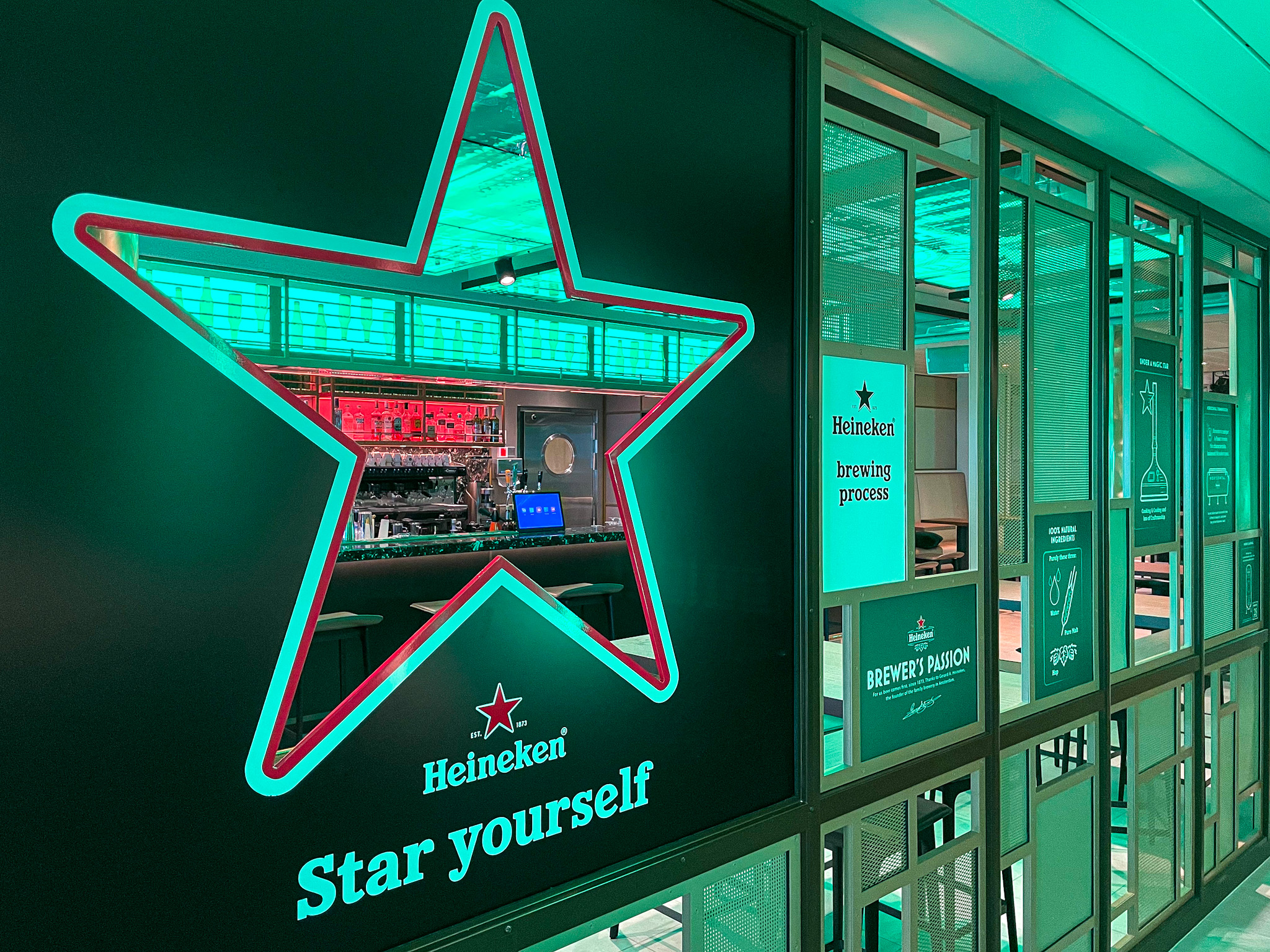 Além de comida e bebidas, o bar da Heineken oferece música ao vivo Além de comida e bebidas, o bar da Heineken oferece música ao vivo