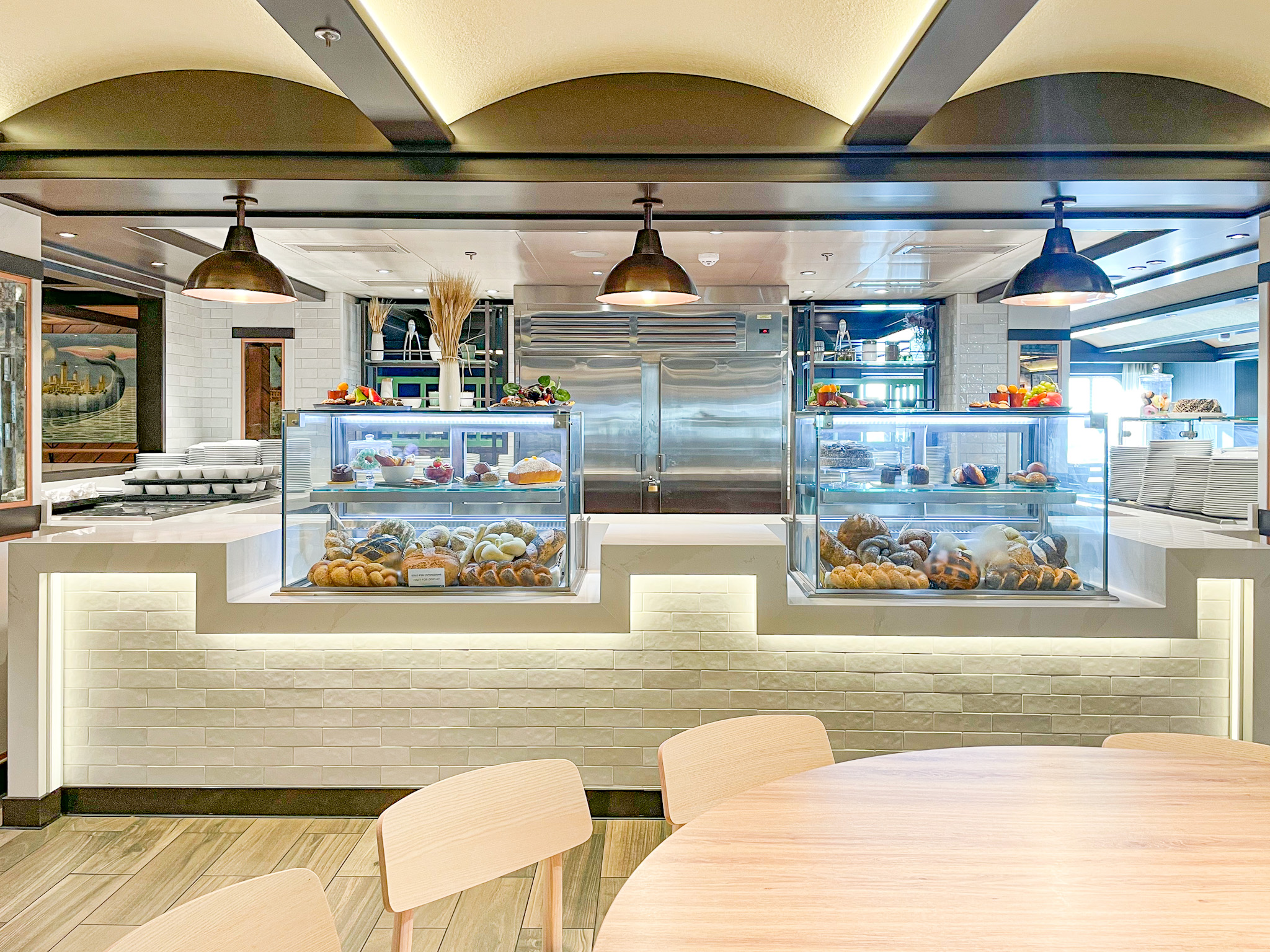 Estabelecimento com oferta de lanches e bebidas no Costa Toscana Estabelecimento com oferta de lanches e bebidas no Costa Toscana