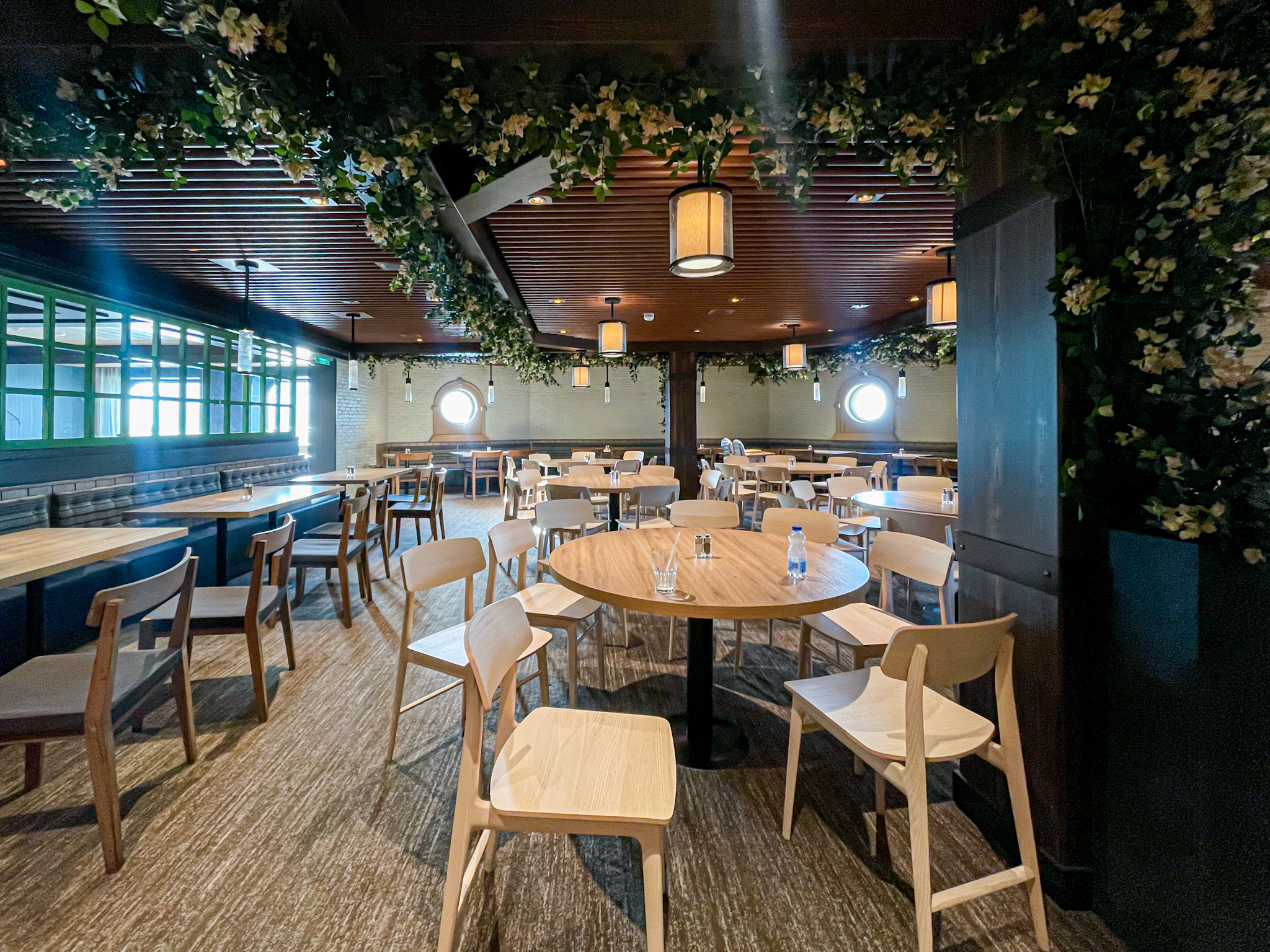 Os restaurantes do Costa Toscana brincam com temas que tanto tem ligação com a natureza quanto com cenários fantasiosos Os restaurantes do Costa Toscana brincam com temas que tanto tem ligação com a natureza quanto com cenários fantasiosos