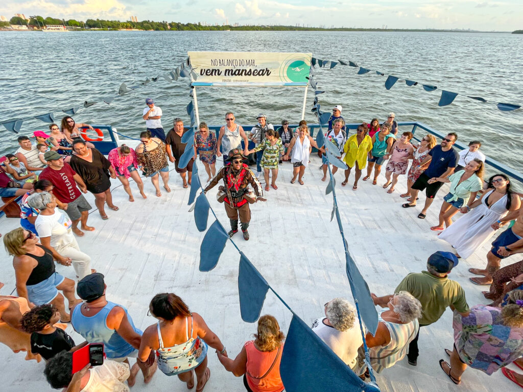 Agentes de viagens interagindo no passeio de catamarã