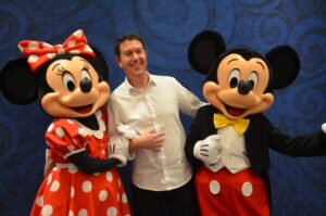 Daniel Bicudo, da Azul Linhas Aéreas com Mickey e Minnie