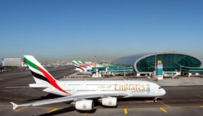 Emirates suspende temporariamente o check-in de passageiros com conexão em Dubai
