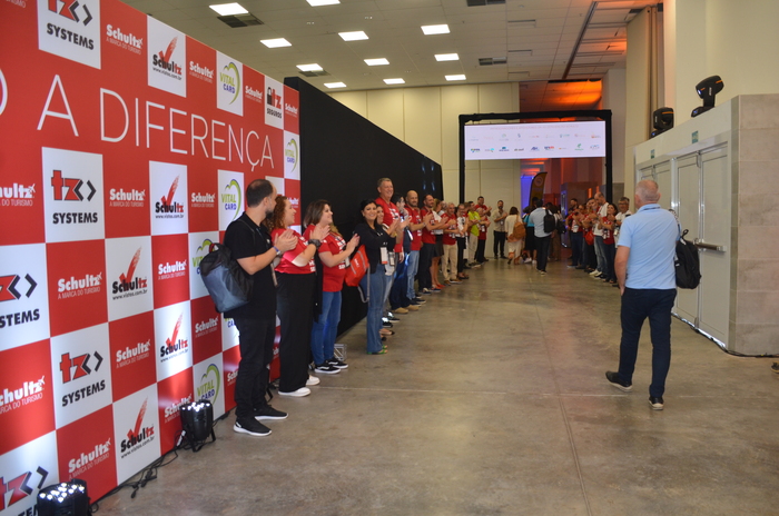 Equipe Schultz recebeu os agentes na entrada do evento Equipe Schultz recebeu os agentes na entrada do evento