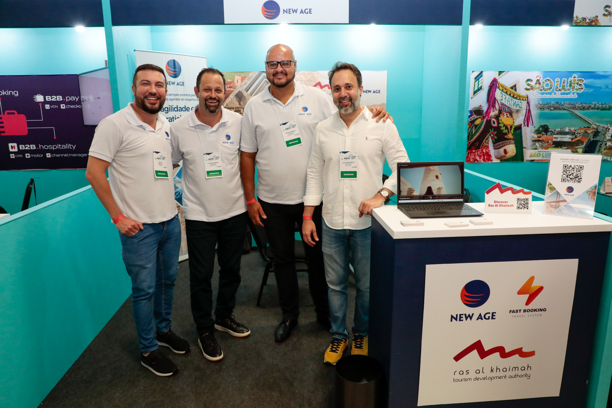 Equipe da New Age com Alex Bernades, da Ras Al Khaimah Equipe da New Age com Alex Bernades, da Ras Al Khaimah