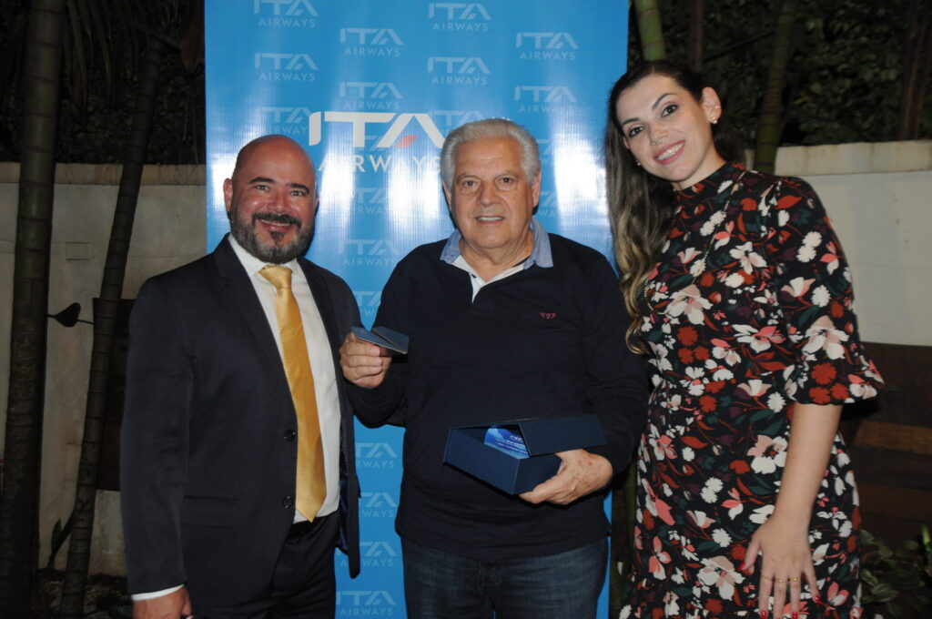 Eraldo Palmerini, da BRT, com Murilo Cassino e Thaís Morilhas, da ITA