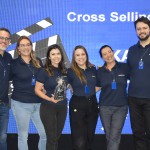 Katia Freitas, vencedora da categoria Cross Selling junto com a equipe da Europlus