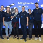 Samantha Ansel, vencedora da categoria Atingimento de Vendas junto com a equipe da Europlus