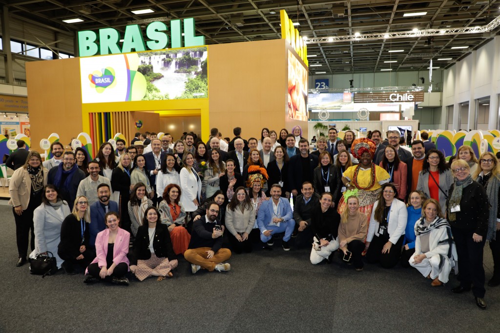 Expositores do Brasil no estande da Embratur Embratur diz que vai interromper promoção do Brasil no exterior sem recursos do Sesc/Senac