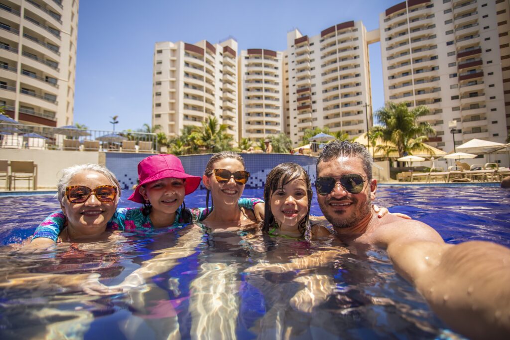 Familia na Piscina selfie Wyndham Olímpia Royal Hotel prepara programação especial de Páscoa