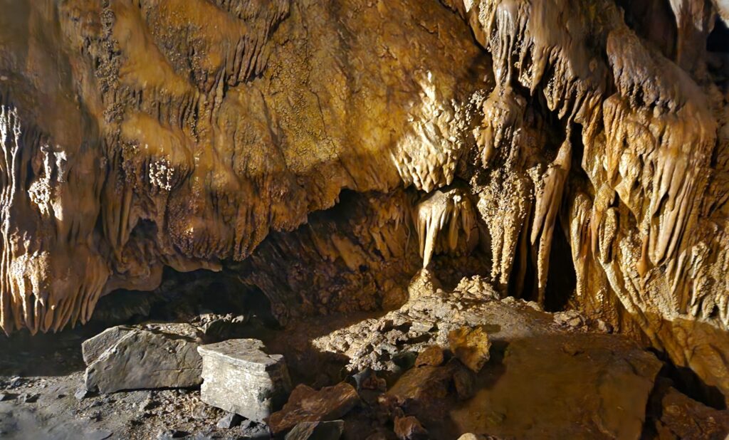 Formacoes rochosas diferenciadas na Gruta Catedral Famtour Best Bonito, da BestBuy Travel, capacita seis agentes de viagens, veja fotos