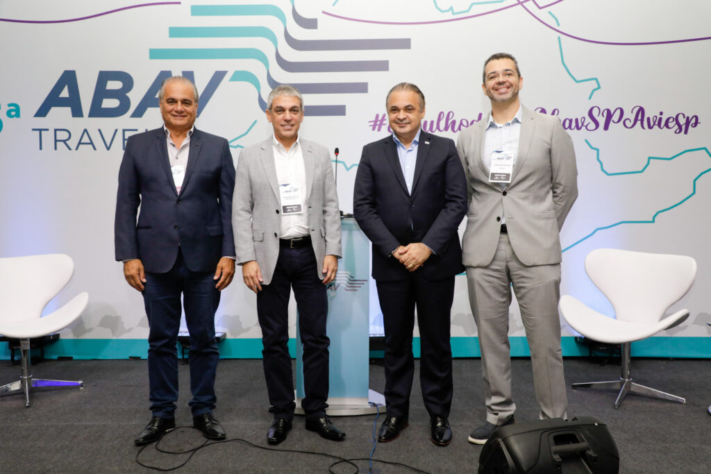 Gilberto Helou, prefeito de Águas de Lindóia, Fernando Santos, presidente da Abav SP Aviesp, Roberto de Lucena, secretário de Turismo do Estado de São Paulo, e Edmilson Romão, VP da Abav Nacional