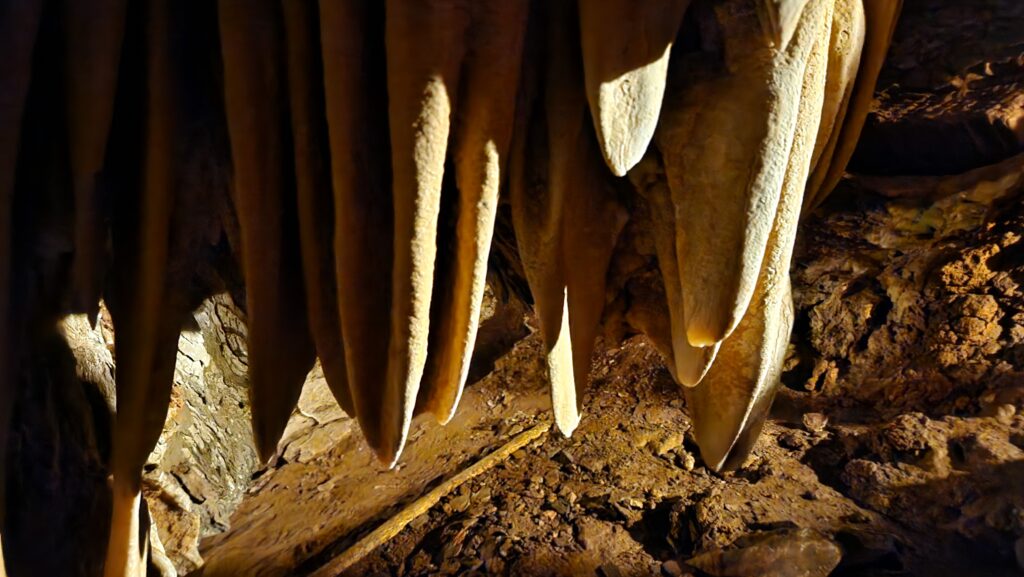 Gruta Catedral com suas diferentes formações rochosas