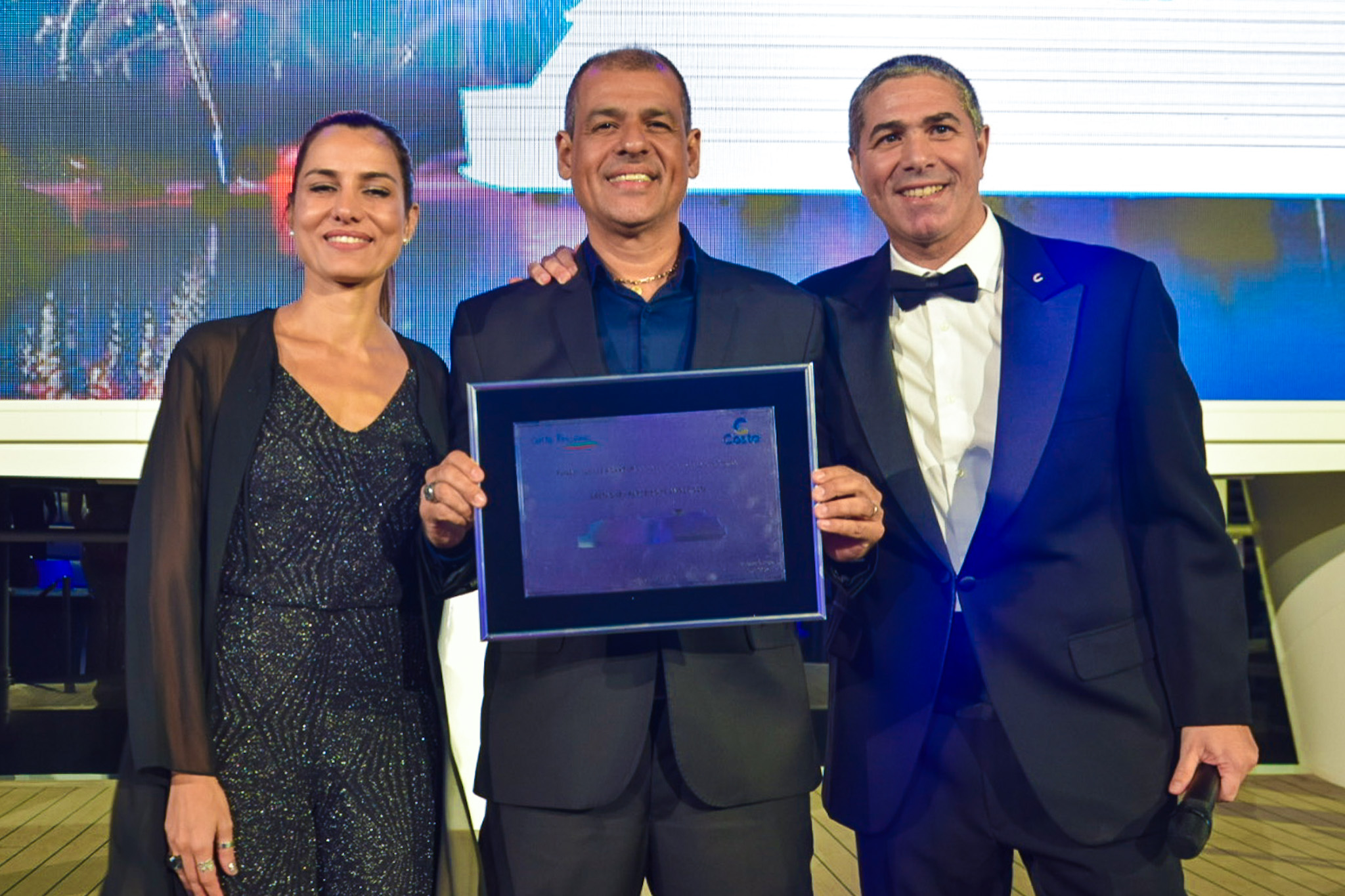 Caroline Passos, Maurício Oliveira, da Agaxtur e Dario Rustico, da Costa Cruzeiros Caroline Passos, Maurício Oliveira, da Agaxtur e Dario Rustico, da Costa Cruzeiros