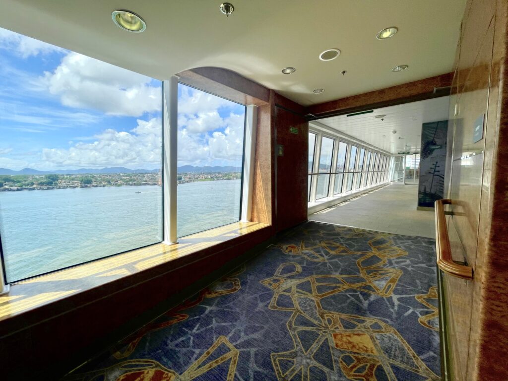Os corredores do navio são bem iluminados e possuem janelas panorâmicas 