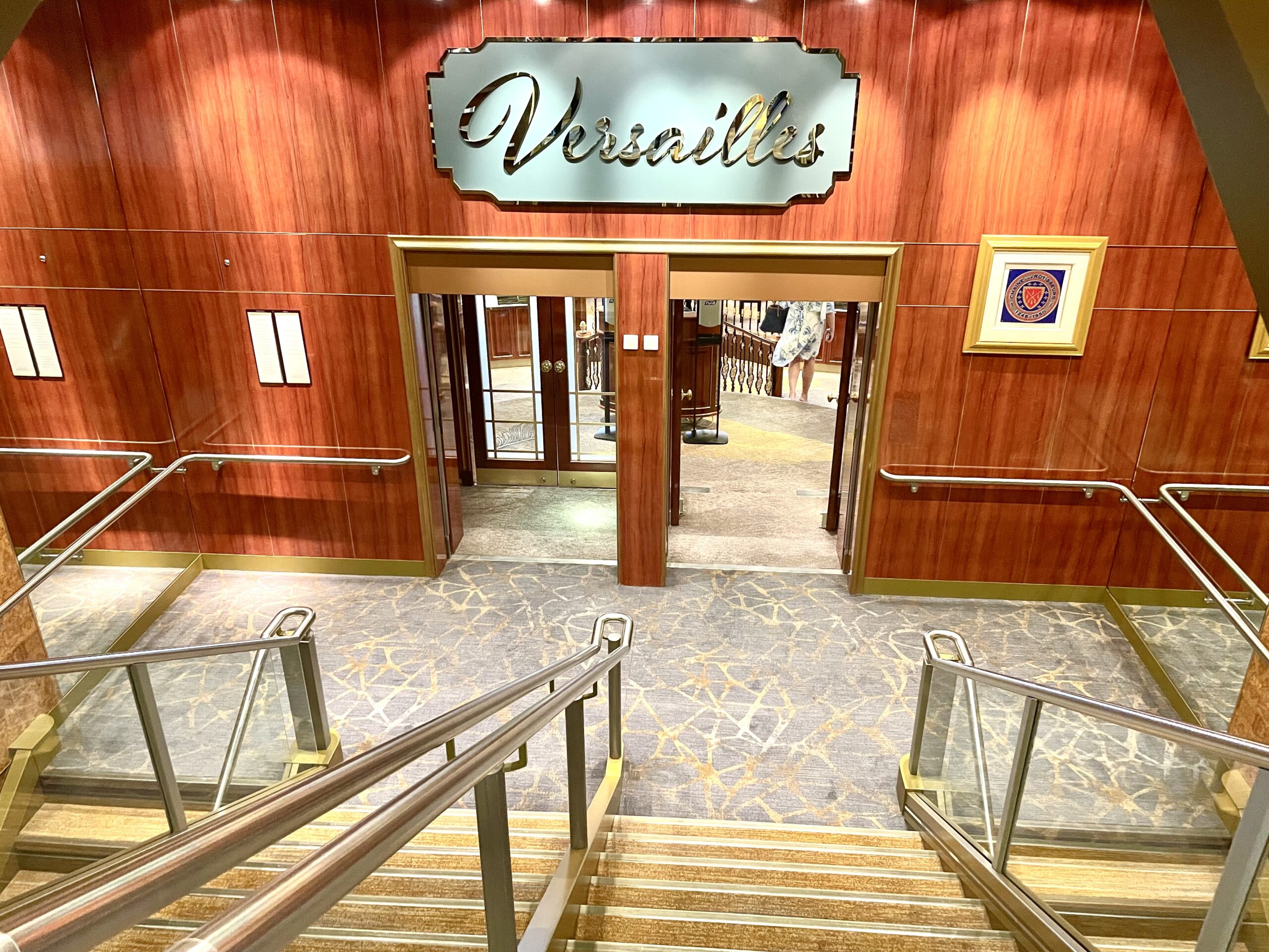 O restaurante Versailles é o principal do navio O restaurante Versailles é o principal do navio