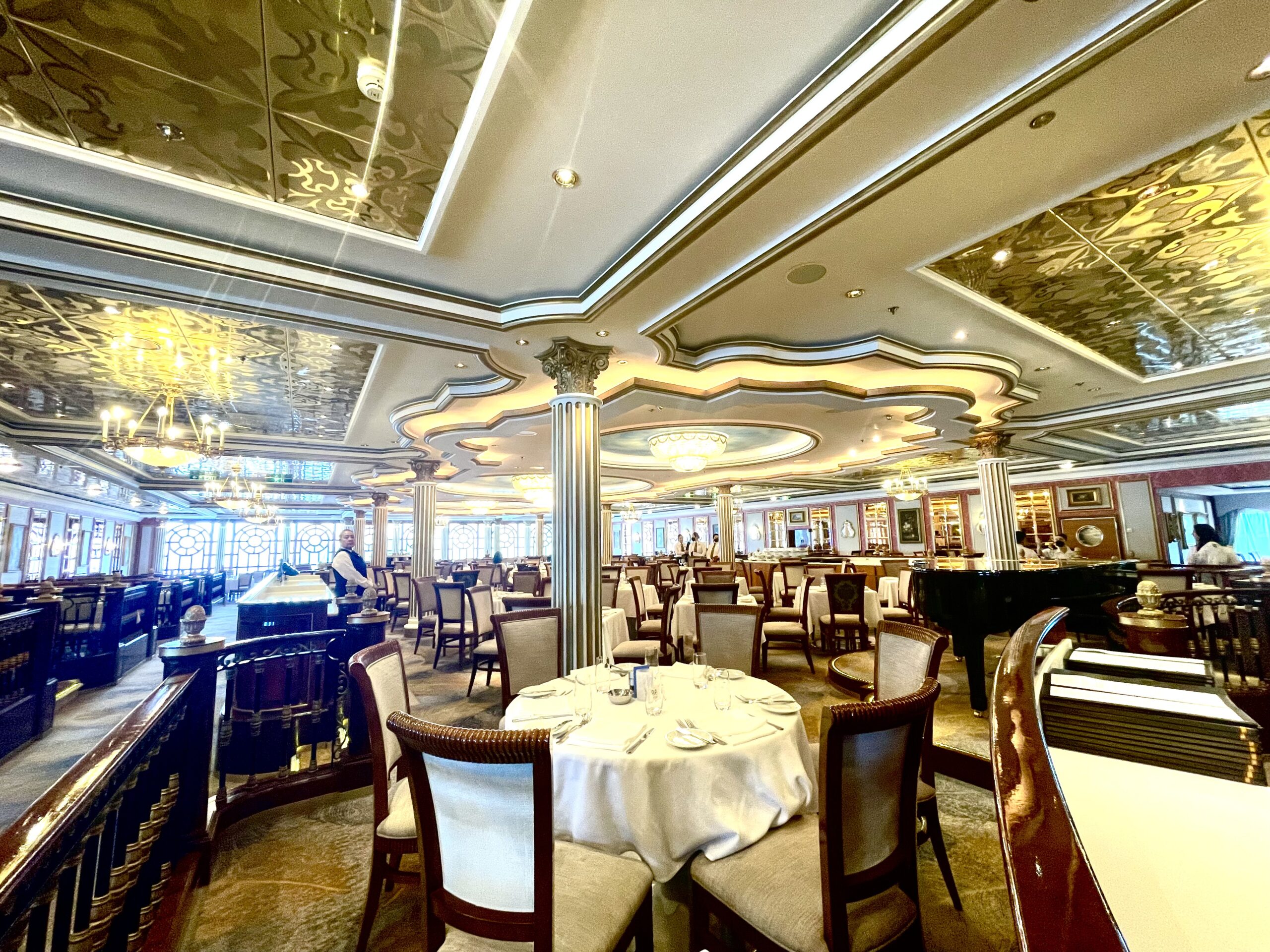 O menu do Versailles varia todos os dias e os hóspedes não tem horários fixos para as refeições O menu do Versailles varia todos os dias e os hóspedes não tem horários fixos para as refeições