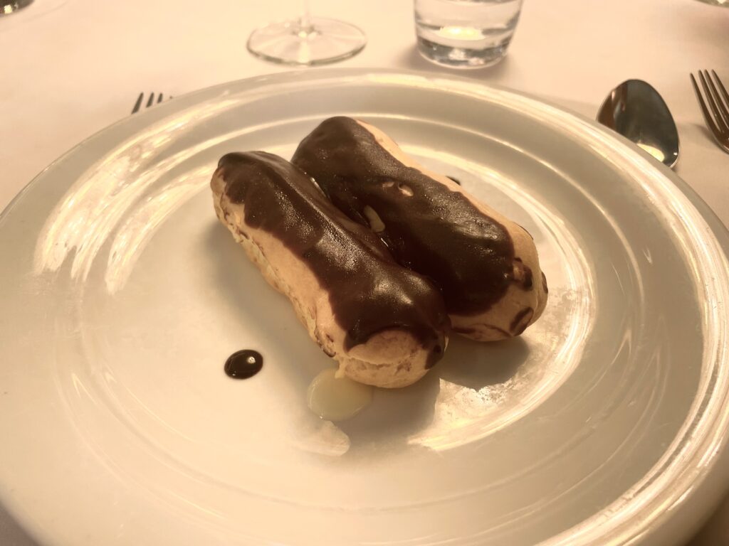 Eclair de chocolate