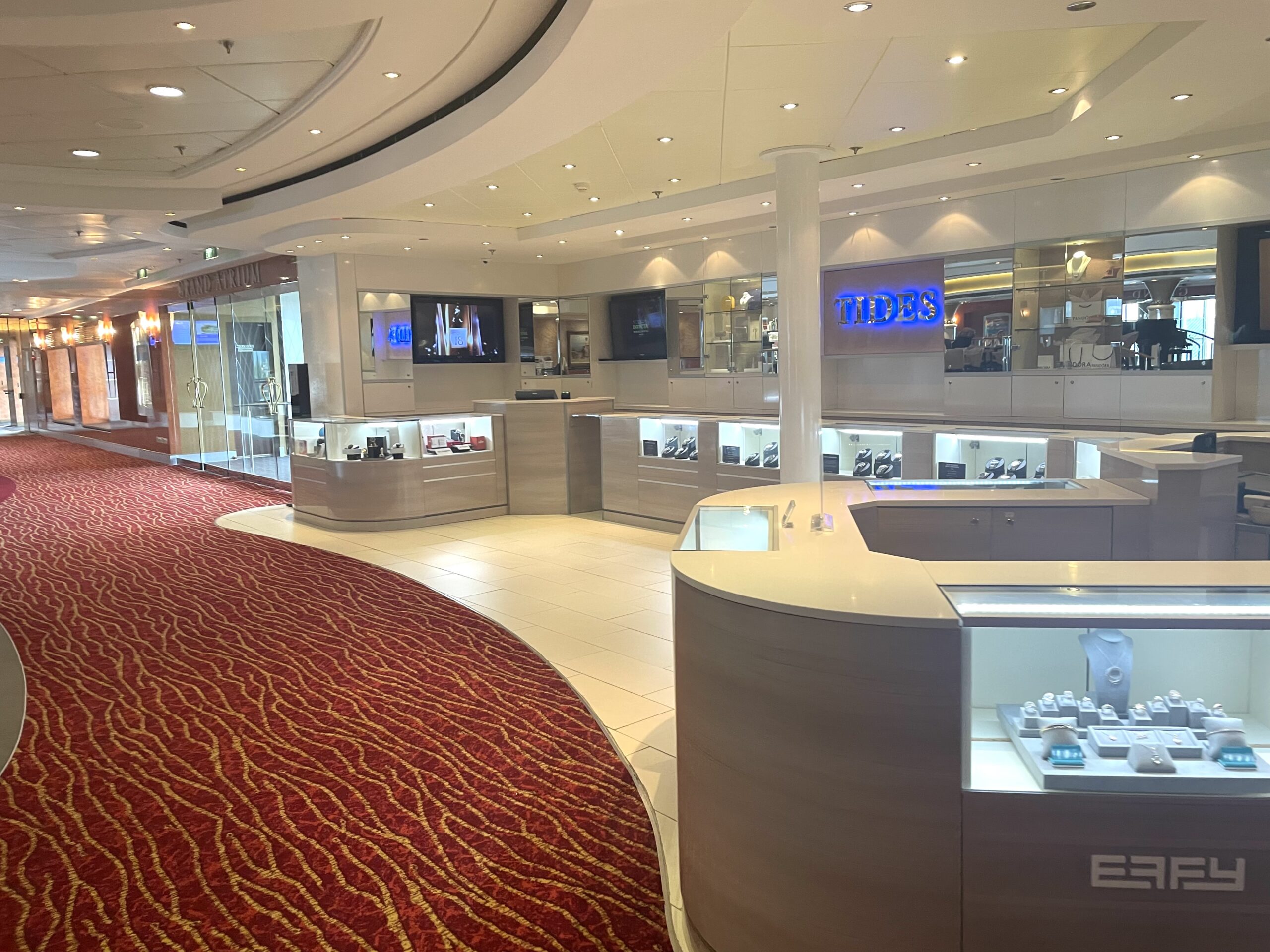 O navio conta com lojas de grifes, duty free, entre outros comércios O navio conta com lojas de grifes, duty free, entre outros comércios