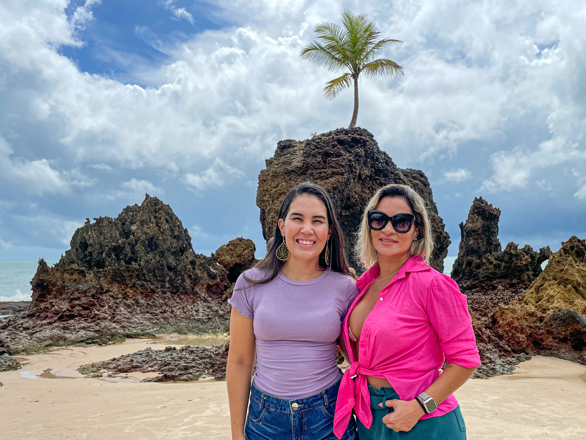 Sarah dos Santos, da Tur Mundi e Meirili Sampaio, da agência Servo Turismo Sarah dos Santos, da Tur Mundi e Meirili Sampaio, da agência Servo Turismo