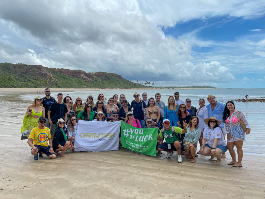 Agentes de viagens, equipe Orinter e Luck Viagens na praia de Coqueirinho