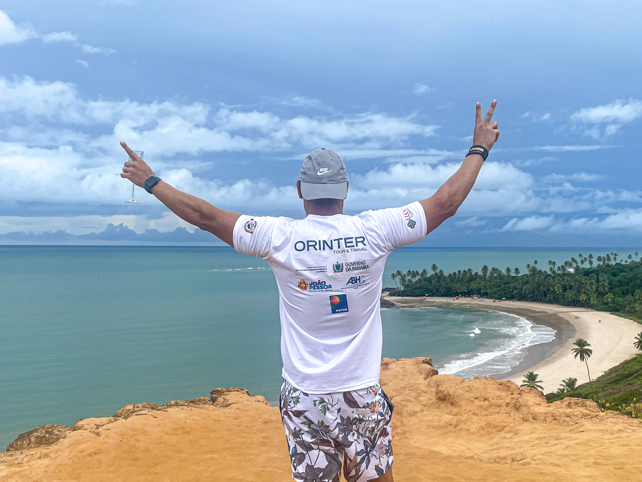 Daniel Costa, executivo de Vendas da Orinter no mirante Dedo de Deus Daniel Costa, executivo de Vendas da Orinter no mirante Dedo de Deus