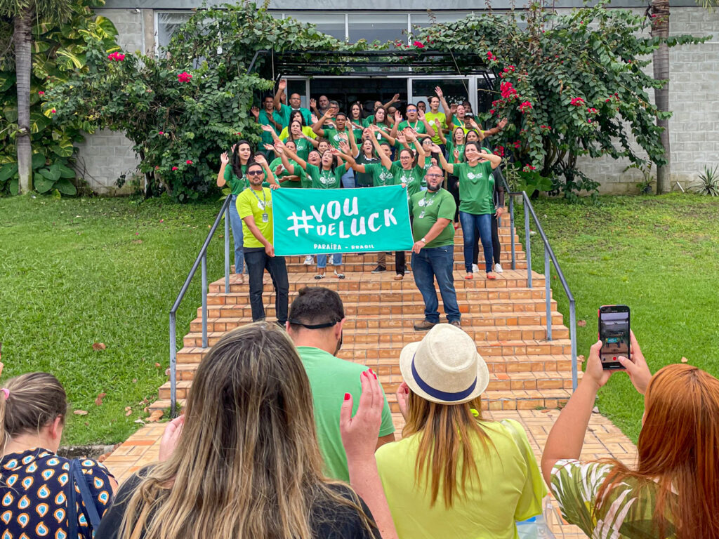 Agentes de viagens sendo recebidos pela equipe da Luck Viagens na sede da empresa