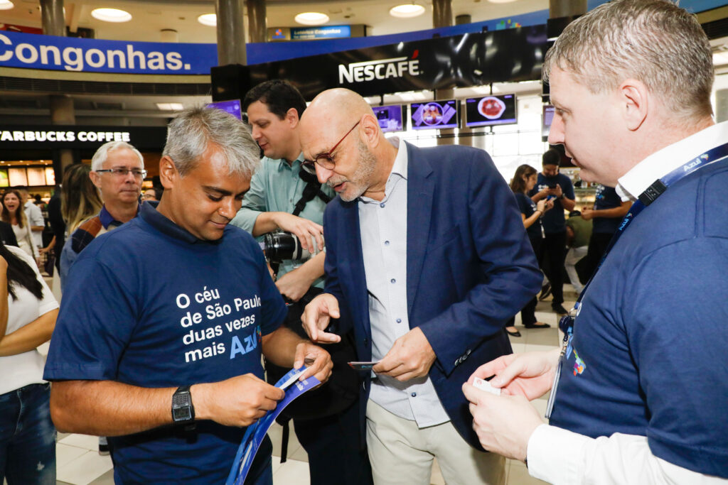 Joacir Araújo do Santos, superintendente da Infraero Congonhas, entre Abhi Shah, e John Rodgerson, da Azul