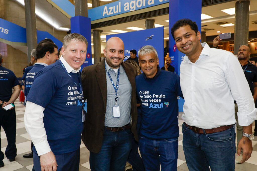 John Rodgerson, Felipe Starling e Abhi Shah, da Azul, e Srini Vatti, da Pross