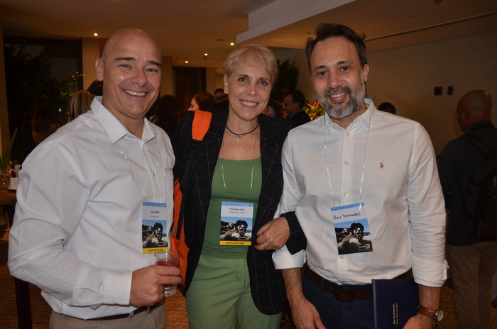 Juan Nel, da African Synergy, Christina Kler, da Grosvernor Tours e Alex Bernardes, de Ras Al Khaimah Juan Nel, da African Synergy, Christina Kler, da Grosvernor Tours e Alex Bernardes, de Ras Al Khaimah