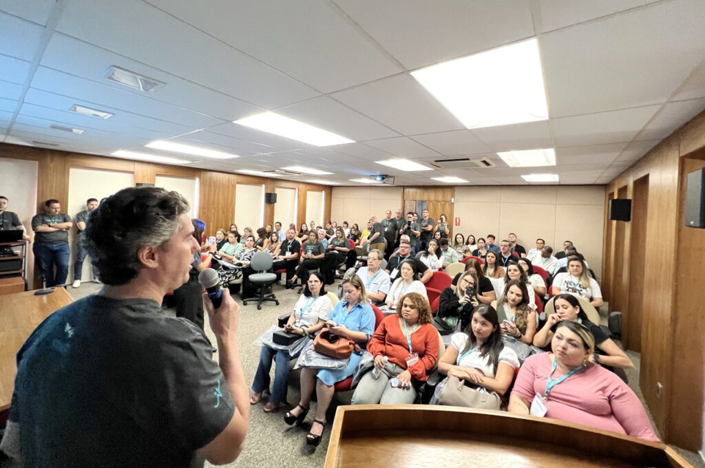 Grupo Ancoradouro retoma programa "Agente com a Gente" após três anos 3 Juarez Neto recebe os cerca de 80 agentes Grupo Ancoradouro retoma programa "Agente com a Gente" após três anos