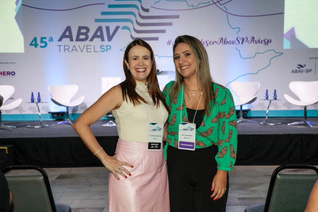 Juliana Assumpção, diretora de negócios, e Kelly Castange, coordenadora de negócios da Abav-SP:Aviesp